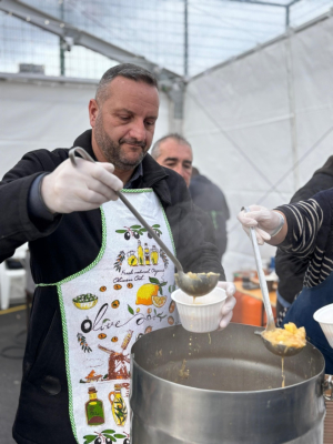Badnjak u Podstrani: Podijeljeno 500 porcija bakalara unatoč kišnom vremenu