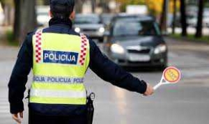 NOĆNA POTJERA U PODSTRANI - Bježao policiji pa se zabio u rasvjetni stup