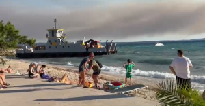 VIDEO Na plažu hotela Lav nasukao se brod