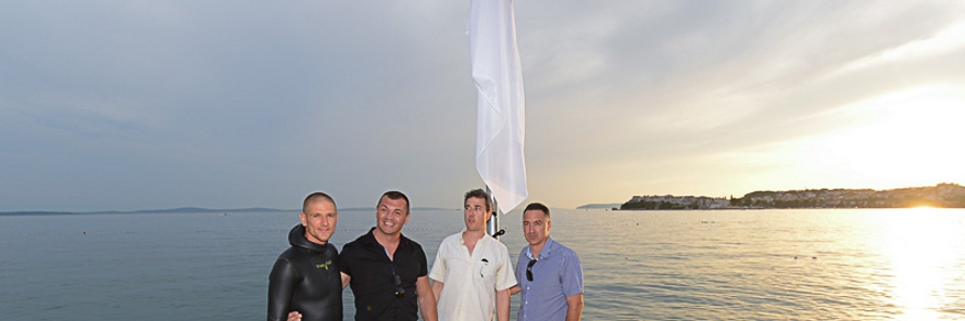 BIJELA ZASTAVA NA PLAŽI U STROŽANCU