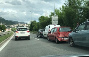 Lančani sudar na ulazu u Podstranu, stvara se gužva