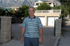 Je li se legendarni šahist Gari Kasparov trajno preselio u Podstranu pokraj Splita? U Dalmaciju se ‘sklonio‘ nakon pandemije koronavirusa