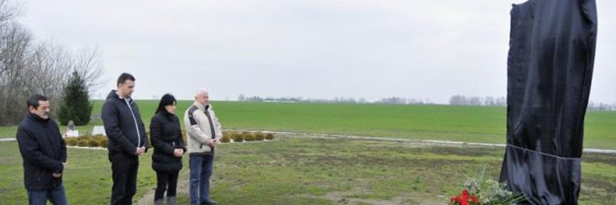 Aktivisti crnim krpama prekrivaju spomenike stradalim Hrvatima u Vukovaru