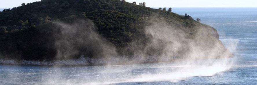 Vrijeme je poludjelo: Snijeg u Gorskom kotaru, na Jadranu nevrijeme