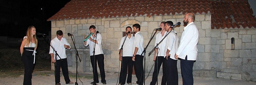 Klapska večer – Smotra klapa u Podstrani u nedjelju 16.8.2015.