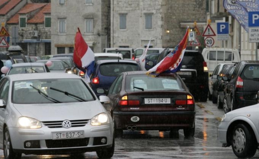 Simpatizeri inicijative "U ime obitelji" organizirali karusel po Splitu: "Ćaća mi je bija partizan, a stric ustaša"
