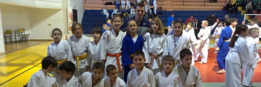 PODSTRANJSKI JUDAŠI DO JOŠ JEDNOG PEHARA U MOMČADSKOM PORETKU