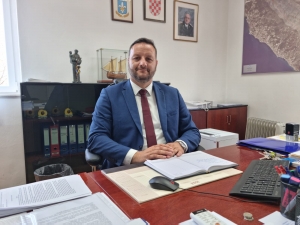 PROŠLO JE DESET MJESECI Mijo Dropuljić o projektima koje planira realizirati: „Cijelu Podstranu ćemo povezati biciklističko-pješačkom stazom, izgradit ćemo novu dvoranu, školu…“