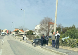 Sudar romobila i automobila u Podstrani: Policija istražuje uzrok nesreće